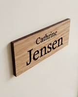 Navneskilt i egetræ til dør – stort efternavn