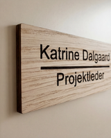 Elegant navneskilt til dør med valgfri tekst i egetræ - runde hjørner