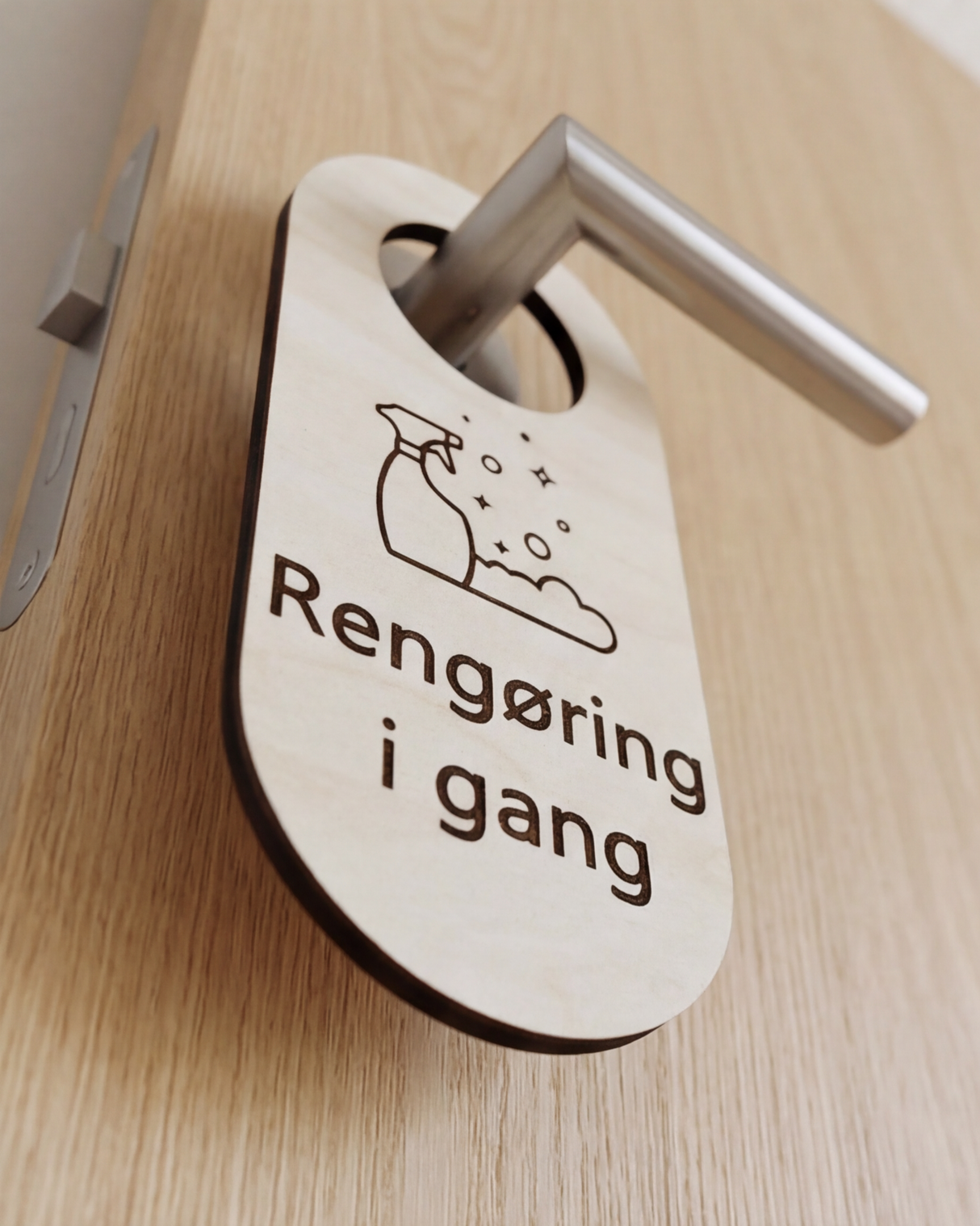 Rengøring i gang - Dørhænger i træ