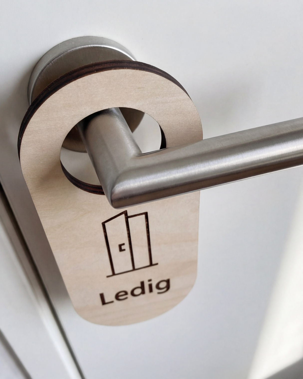 Ledig – Dørhænger i træ