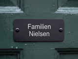 Navneskilt til dør i sort aluminium med skruehuller, 78 x 30 mm