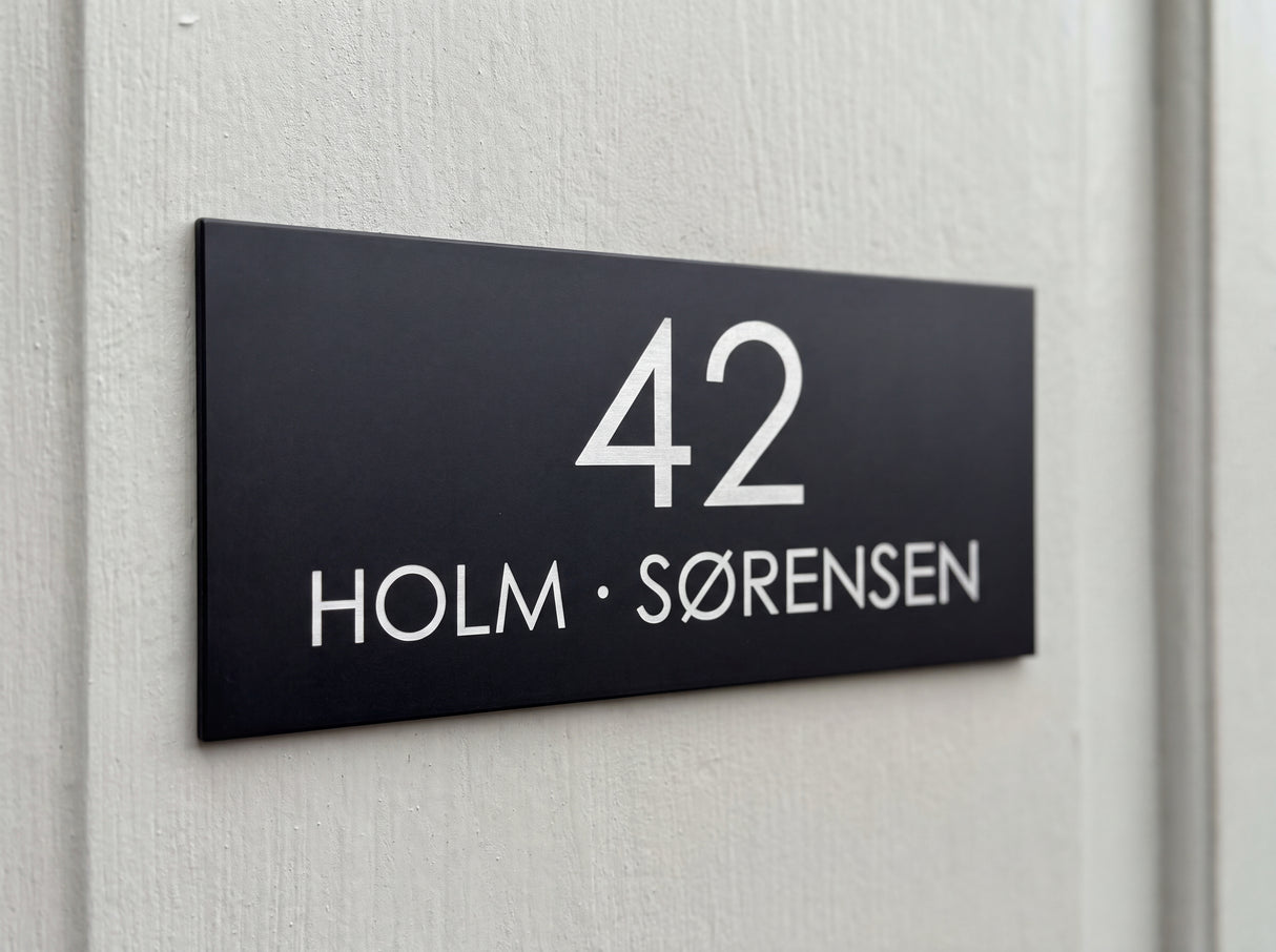 Inkybay - Personligt navneskilt til dør i sort aluminium (Copy)
