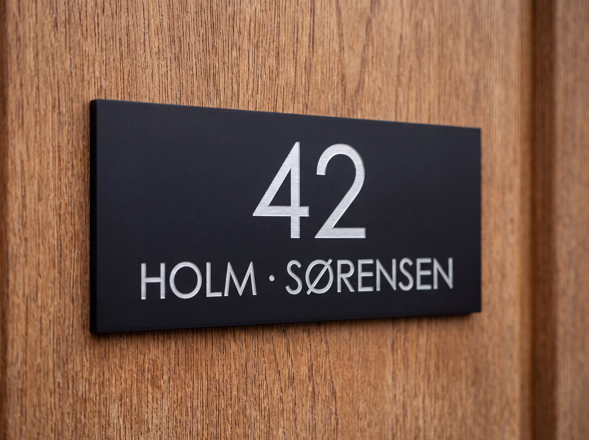 Navneskilt til dør i sort aluminium, selvklæbende, 78 x 30 mm
