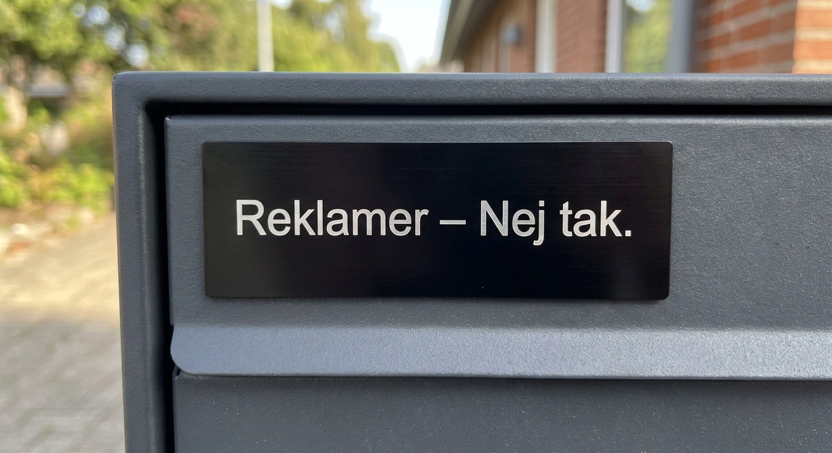 Reklamer nej tak skilt til postkasse i sort aluminium