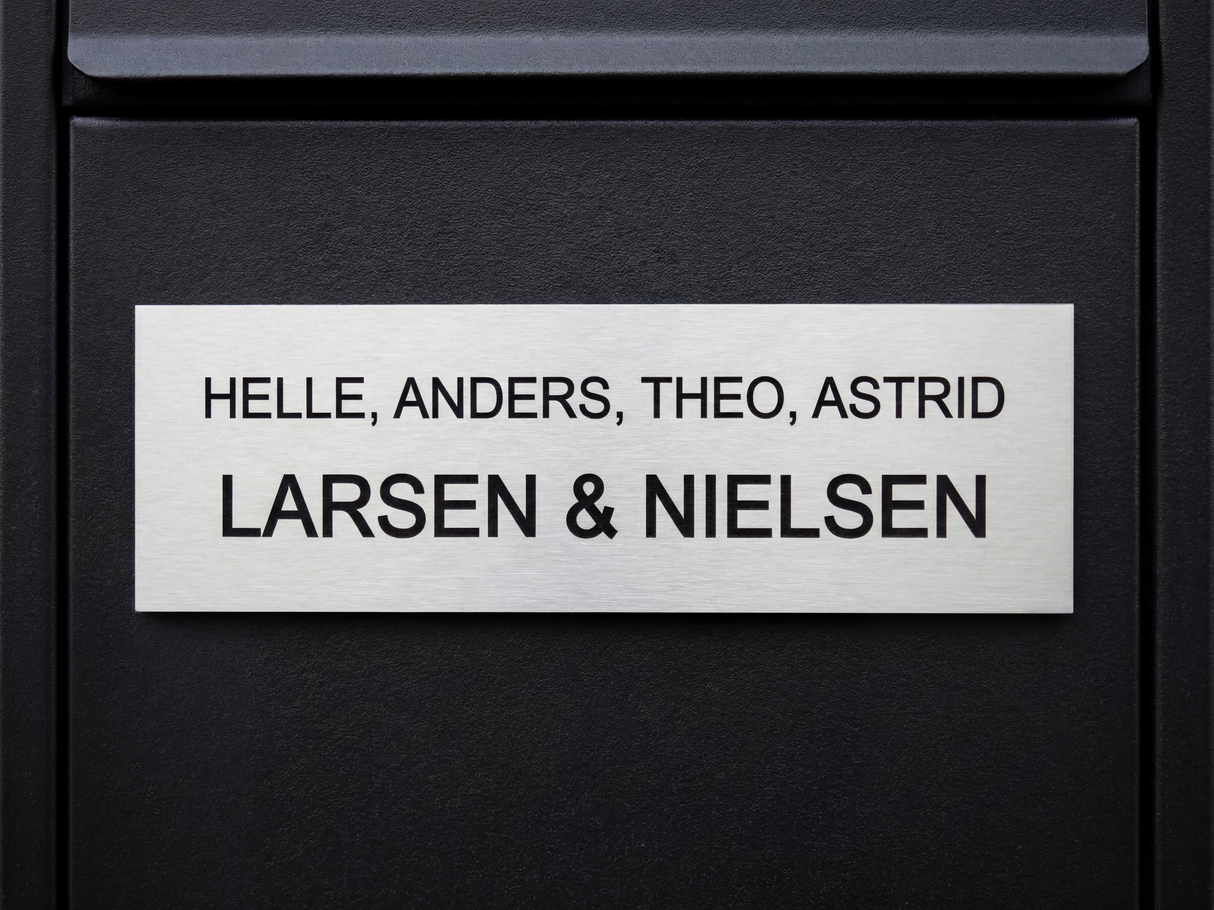 Navneskilt til postkasse med fornavne og 2 efternavne