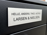 Navneskilt til postkasse med fornavne og 2 efternavne