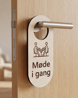 Møde i gang – Dørhænger i træ