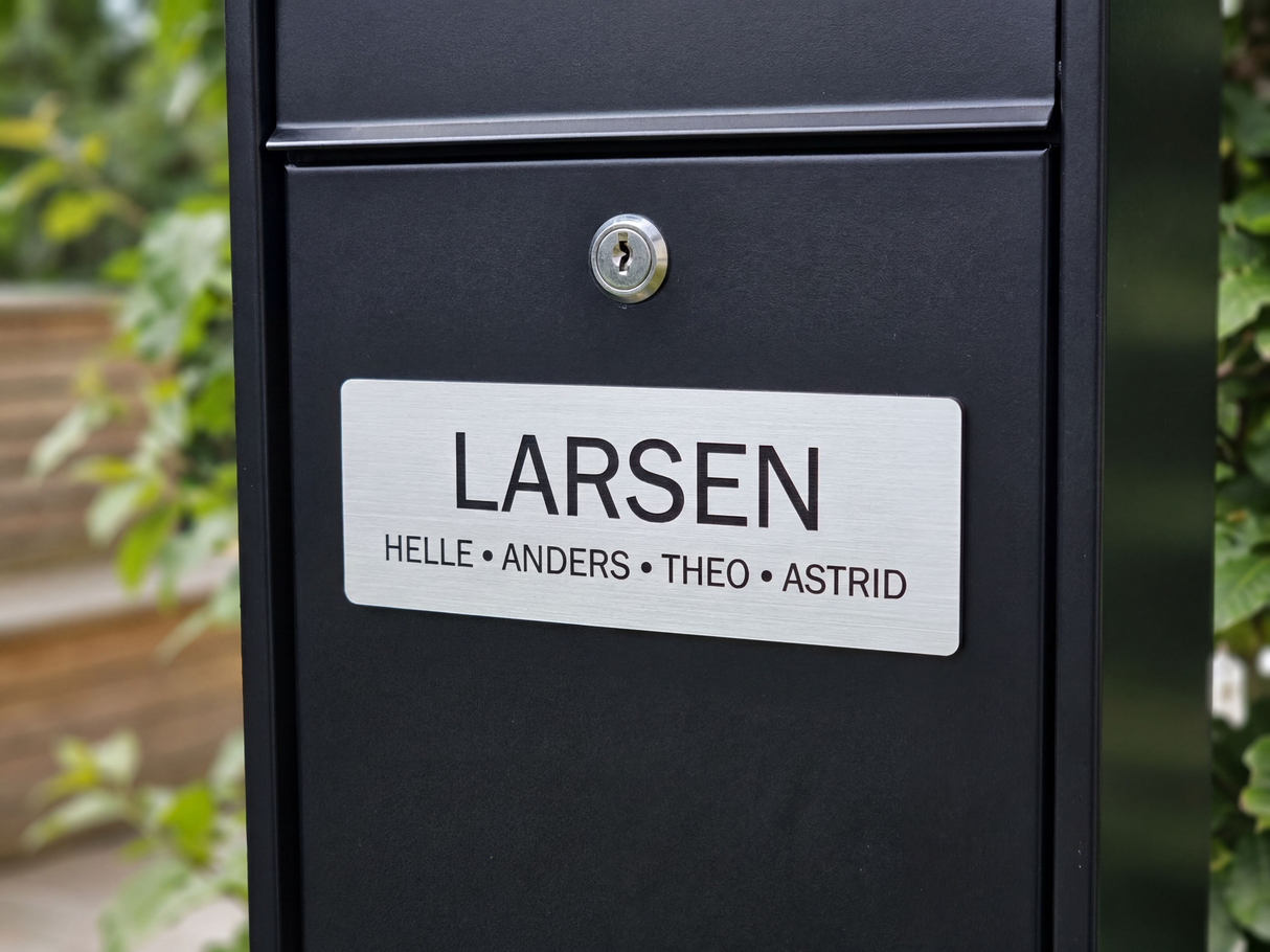 Navneskilt til postkasse med familienavn og fornavne