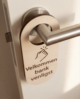 Velkommen bank venligst – Dørhænger i træ