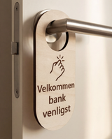 Velkommen bank venligst – Dørhænger i træ