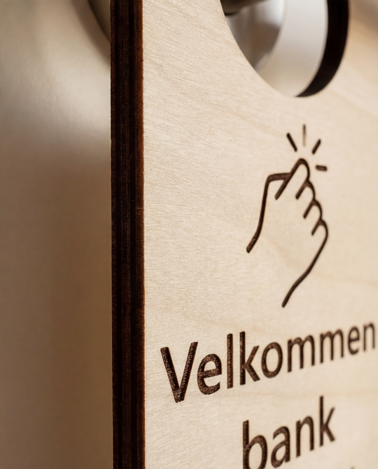 Velkommen bank venligst – Dørhænger i træ