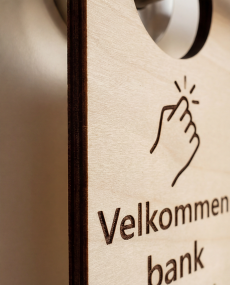 Velkommen bank venligst – Dørhænger i træ