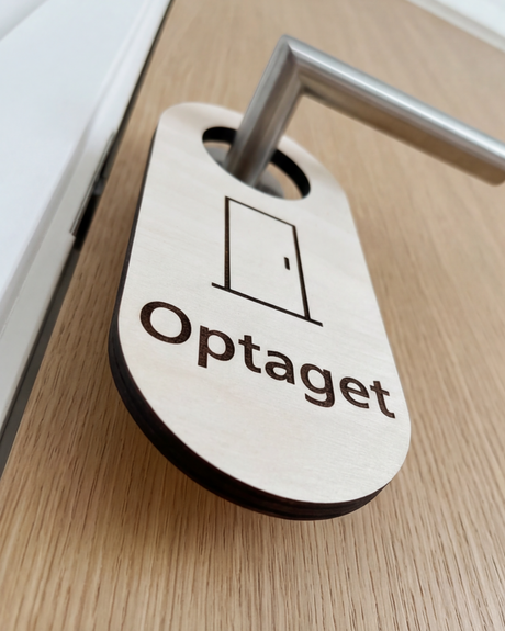 Optaget – Dørhænger i træ