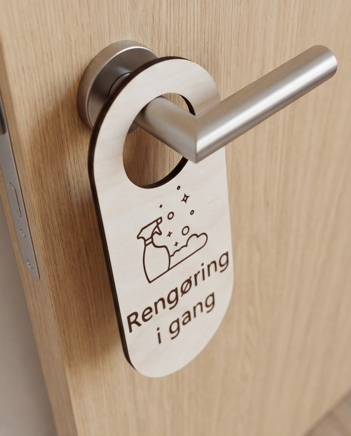 Rengøring i gang - Dørhænger i træ