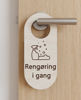 Rengøring i gang - Dørhænger i træ
