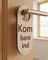 Kom bare ind - Dørhænger i træ