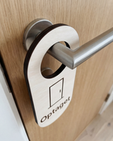 Optaget – Dørhænger i træ
