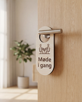 Møde i gang – Dørhænger i træ