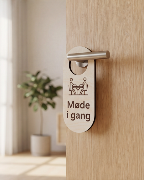 Møde i gang – Dørhænger i træ