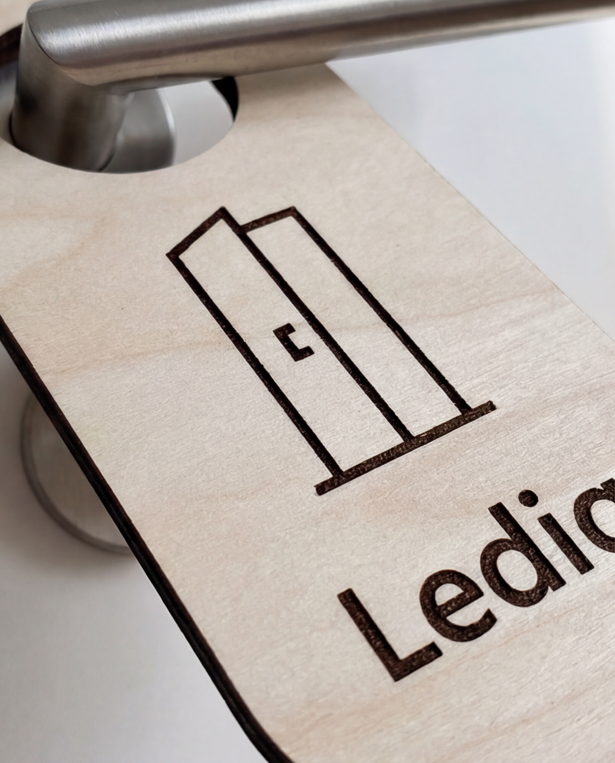 Ledig – Dørhænger i træ