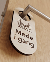Møde i gang – Dørhænger i træ