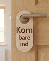 Kom bare ind - Dørhænger i træ
