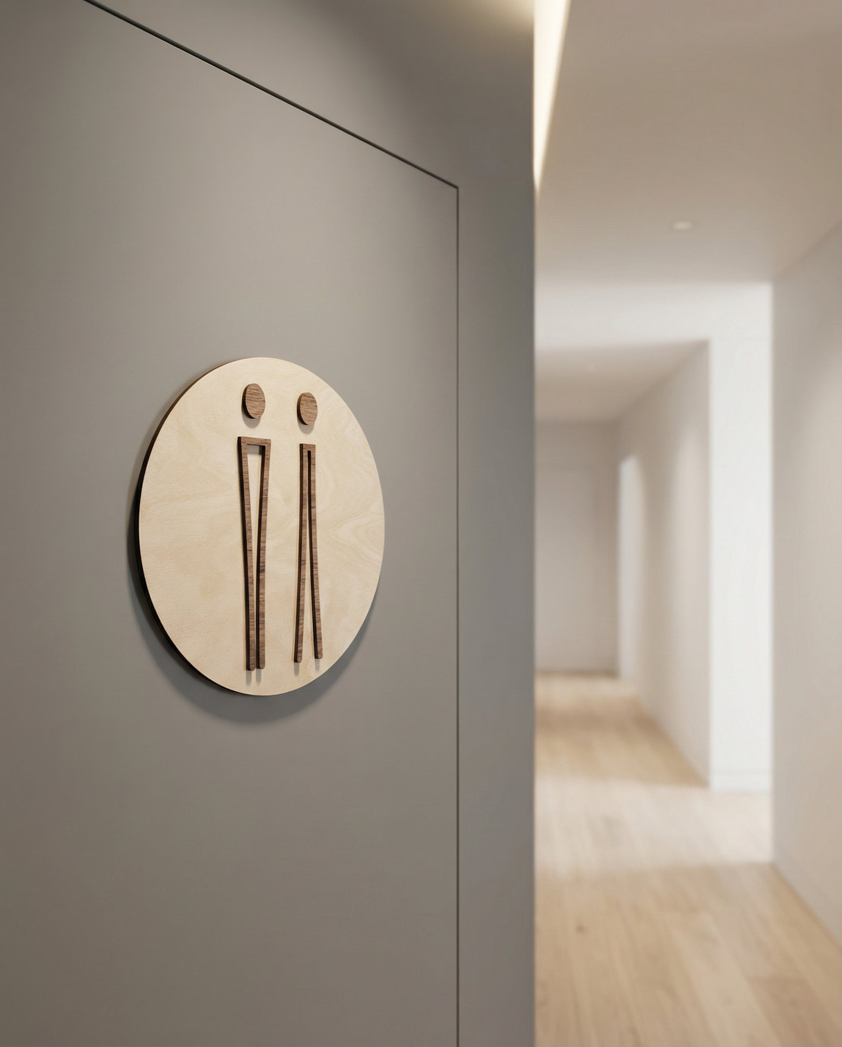 Nordisk toiletskilt i træ med naturlig træstruktur og diskret piktogram