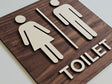 Toilet skilt i træ set fra vinkel med elegant design
