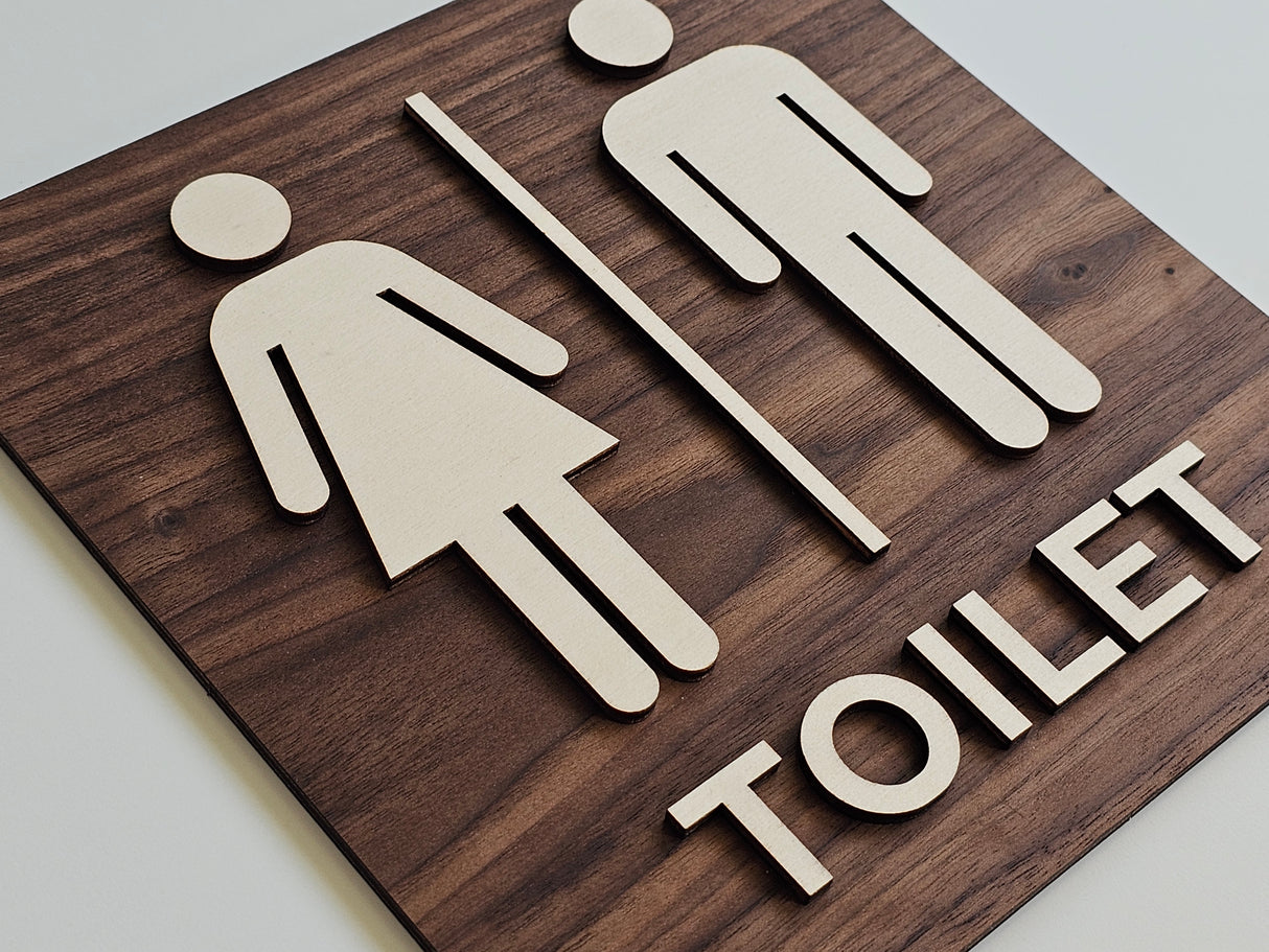 Toilet skilt i træ set fra vinkel med elegant design