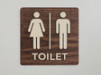 Toilet skilt set forfra i træ med tekst og piktogram