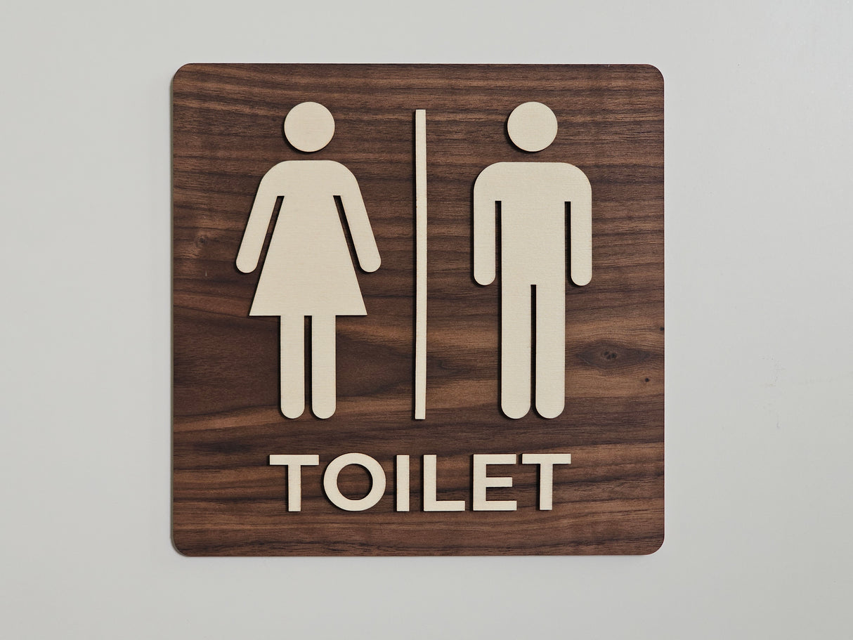 Toilet skilt set forfra i træ med tekst og piktogram