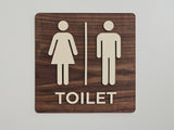 Toilet skilt set forfra i træ med tekst og piktogram