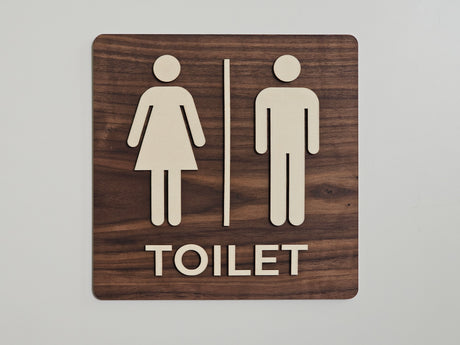 Toilet skilt set forfra i træ med tekst og piktogram