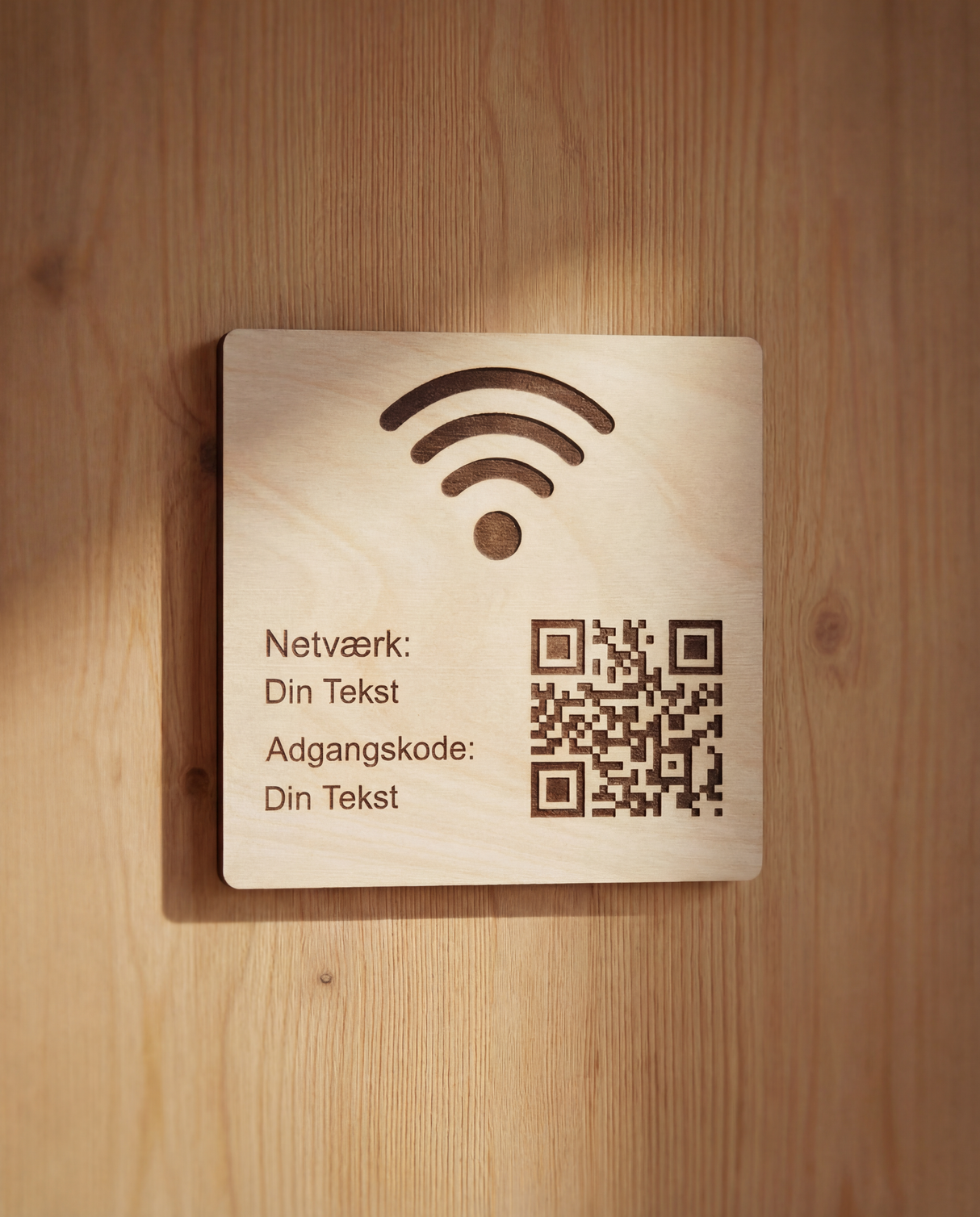 Træ WiFi skilt med QR kode monteret på væg