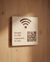 Træ WiFi skilt med QR kode monteret på væg