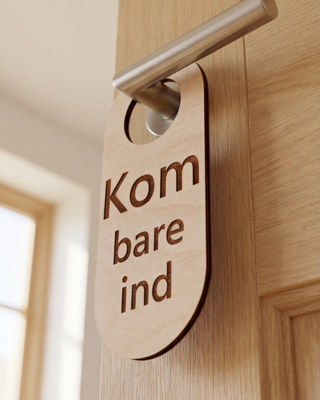 Kom bare ind - Dørhænger i træ