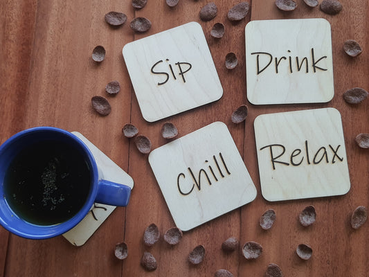4 x Firkant "Sip, chill, drink, relax" bordskånere i træ med engraving - ølbrikker - Coasters