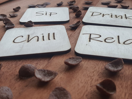 4 x Firkant "Sip, chill, drink, relax" bordskånere i træ med engraving - ølbrikker - Coasters