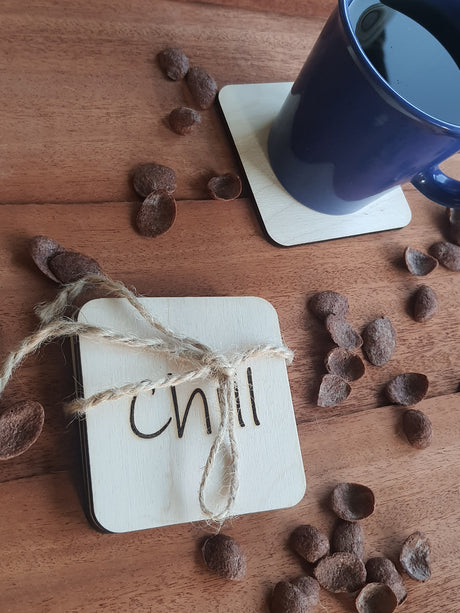 4 x Firkant "Sip, chill, drink, relax" bordskånere i træ med engraving - ølbrikker - Coasters