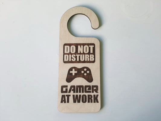 Do Not Bother Gamer at Work - Dørhænger i træ