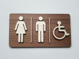 Rektangulært toilet skilt i træ med dame herre og handicap piktogram