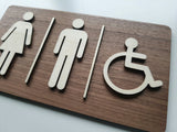 Rektangulært toilet skilt i træ i liggende format set fra anden vinkel