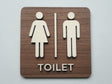 Toilet skilt set forfra i træ med tekst og piktogram