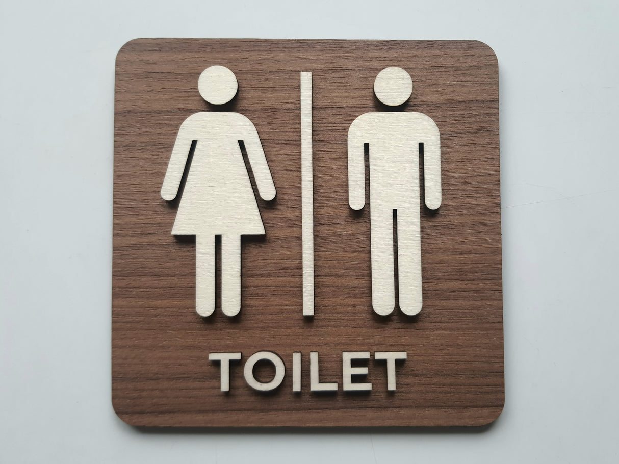 Toilet skilt set forfra i træ med tekst og piktogram
