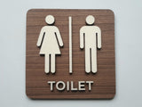 Toilet skilt set forfra i træ med tekst og piktogram