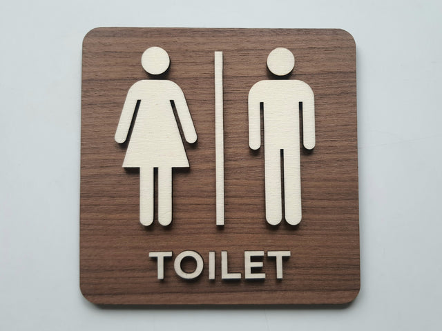 Toilet skilt set forfra i træ med tekst og piktogram